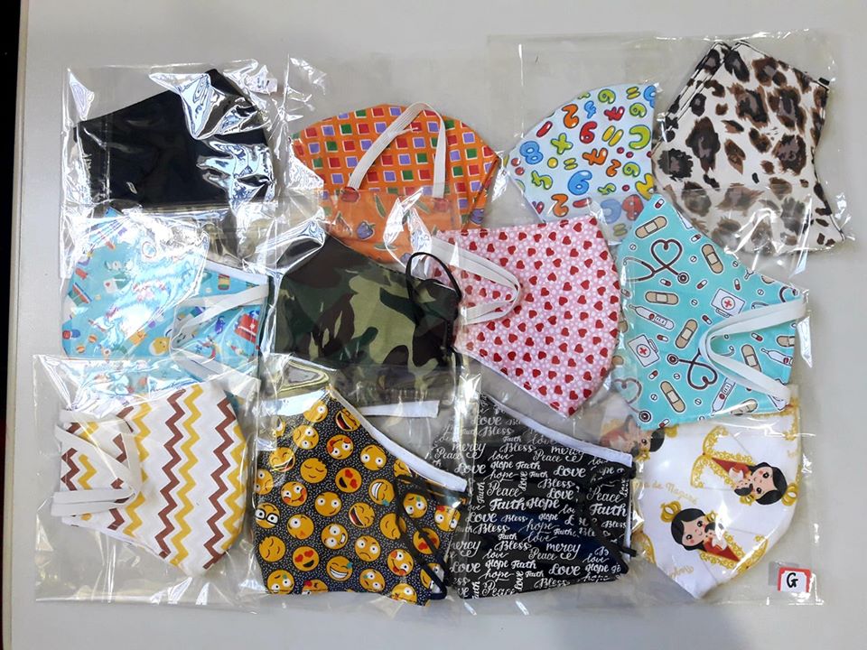 Temos Máscaras em tecido, várias estampas. 